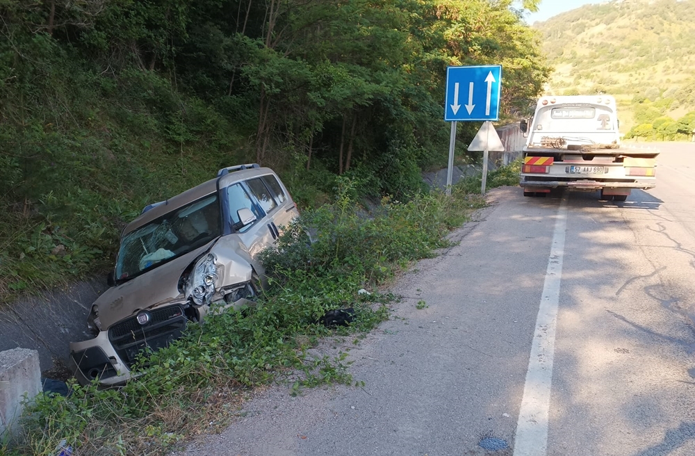 Sinop Boyabat yolu Üzümlü mevkiinde Doblo araç şarampole devrildi, 4