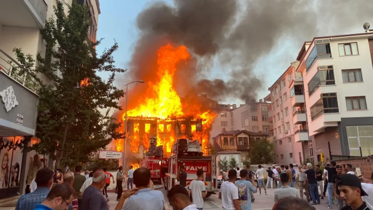 Boyabat'ta 20 Haziran 2024 Perşembe günü çıkan yangında 3 katlı