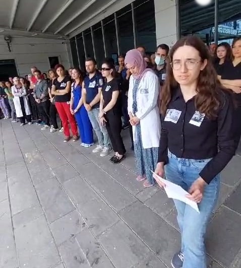 Boyabat 75. yıl devlet hastanesi çalışanları ve doktorlar hastane önünde