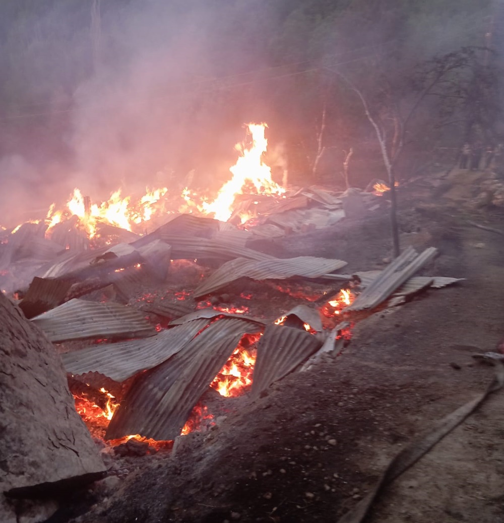 Boyabat Gürpınar Köyü Kayadibi Mahallesi’nde çıkan yangında 2 ev, 2