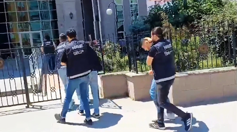 Sinop Narkotik Suçlarla Mücadele Müdürlüğü ekipleri Boyabat'ta yaptıkları şok baskınla