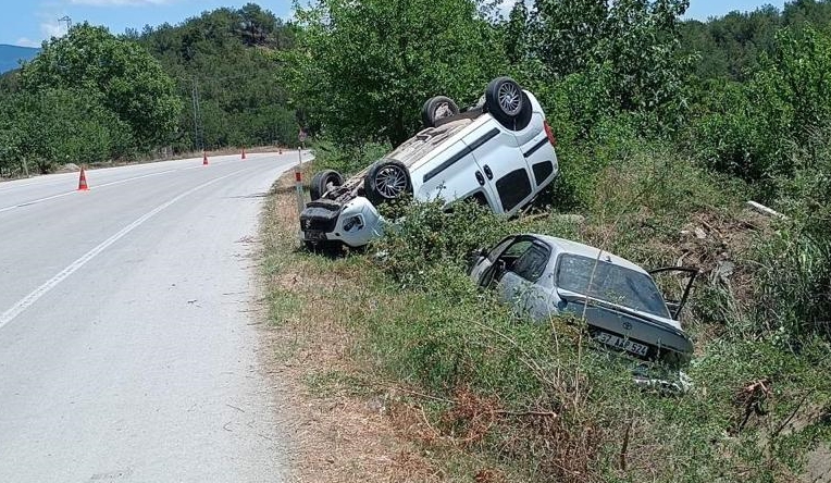 Boyabat–Durağan yolunda meydana gelen çift taraflı trafik kazasında Doblo marka