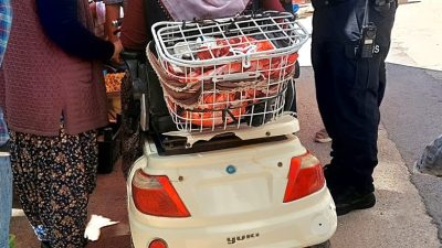Boyabat hal yerinde bir bayan kullandığı elektrikli bisiklet yayaya çarptı.