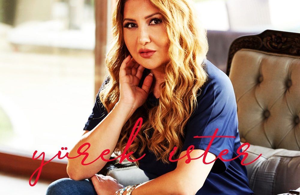 Kendine özgü duruşuyla ve tarzıyla uzun süredir kendi şarkılarını yazıp