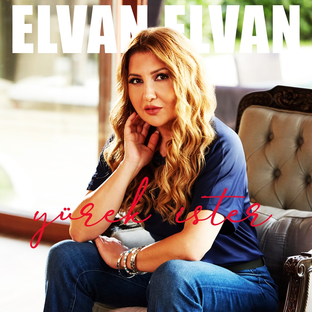 Kendine özgü duruşuyla ve tarzıyla uzun süredir kendi şarkılarını yazıp