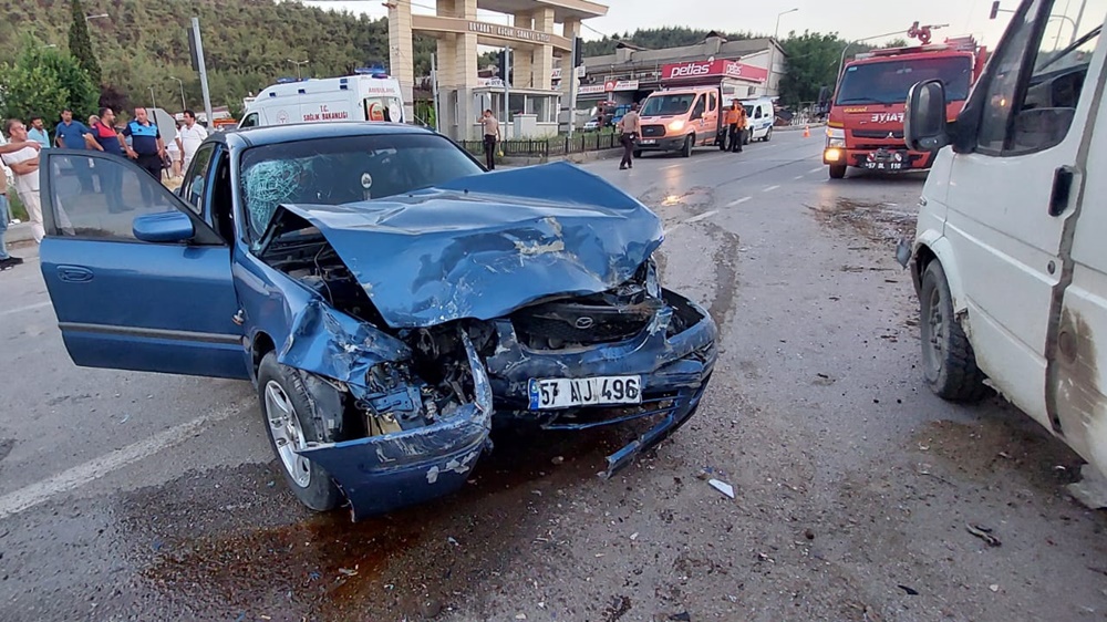 Boyabat Sanayi Sitesi kavşağında 57 DE 349 plakalı minibüs ile