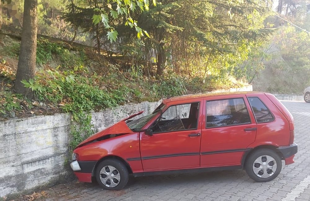 Boyabat Kalebağı yolunda otomobilin istinat duvarına çarpması sonucu meydana gelen