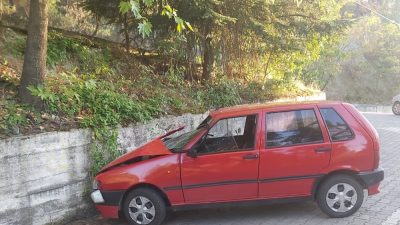 Boyabat Kalebağı yolunda otomobilin istinat duvarına çarpması sonucu meydana gelen