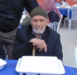 Boyabat Belediyesi çalışanlarından Yaşar Çelebi, Gökdere mahallesi Muhtarı Mahmut Çelebini