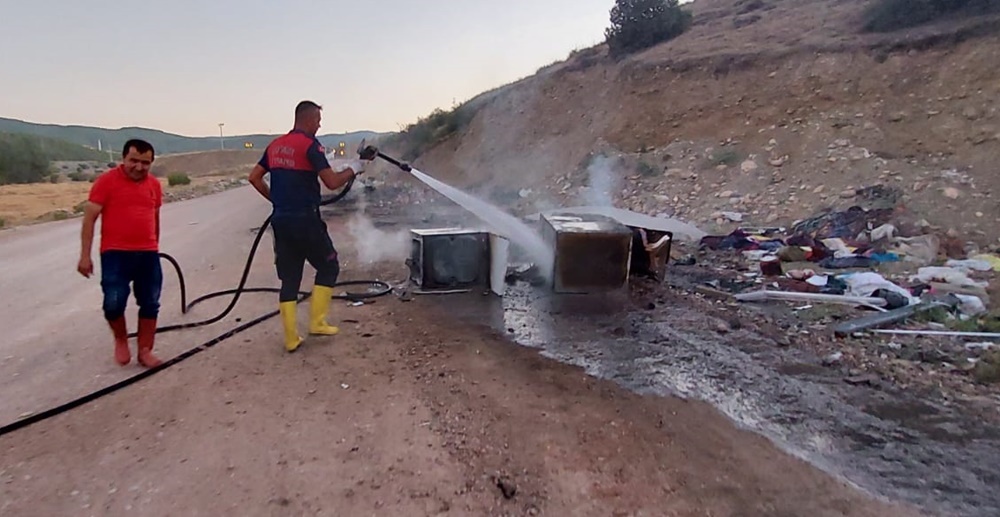 Boyabat Sanayi Sitesi’nde trafik kazasına müdahale eden itfaiye ekipleri, gelen