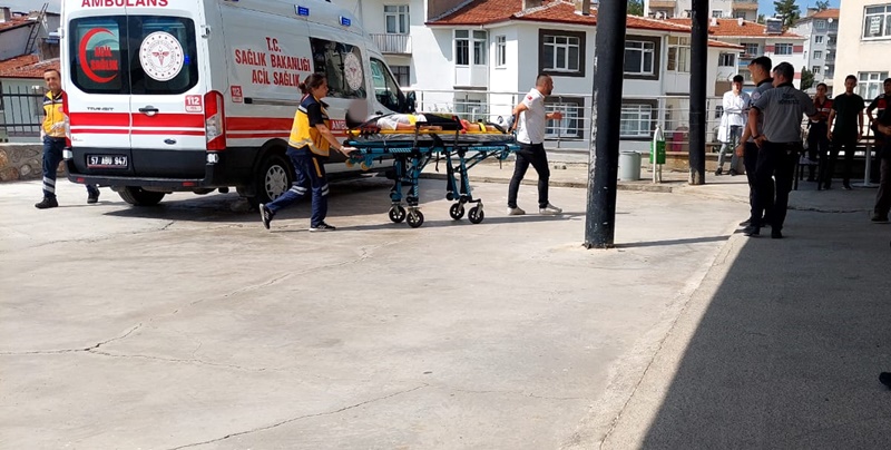 Boyabat Muratlı Köyü mevkiinde iki otomobilin çarpışması sonucu meydana gelen