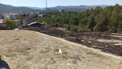 Boyabat Çamlıca Mahallesinde öğlen  saat14.00 sıralarında kuru otların tutuşması ile