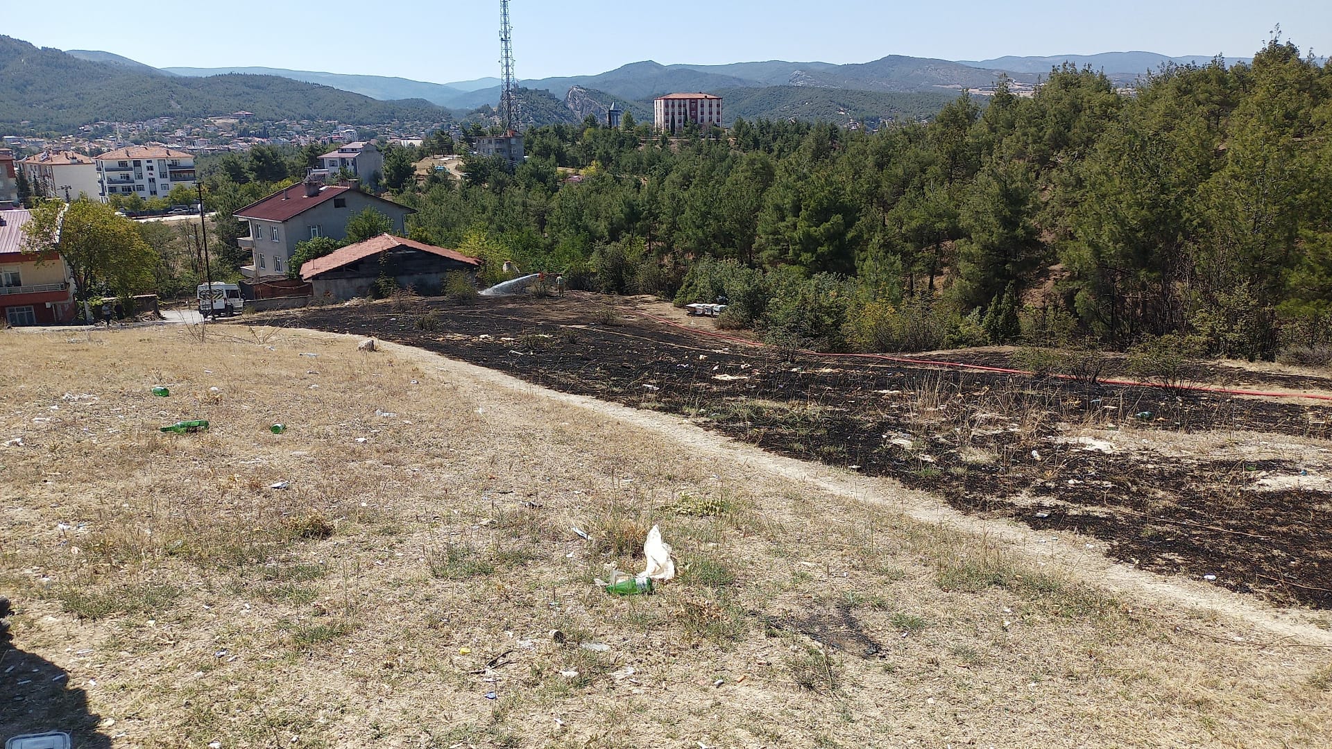Boyabat Çamlıca Mahallesinde öğlen  saat14.00 sıralarında kuru otların tutuşması ile