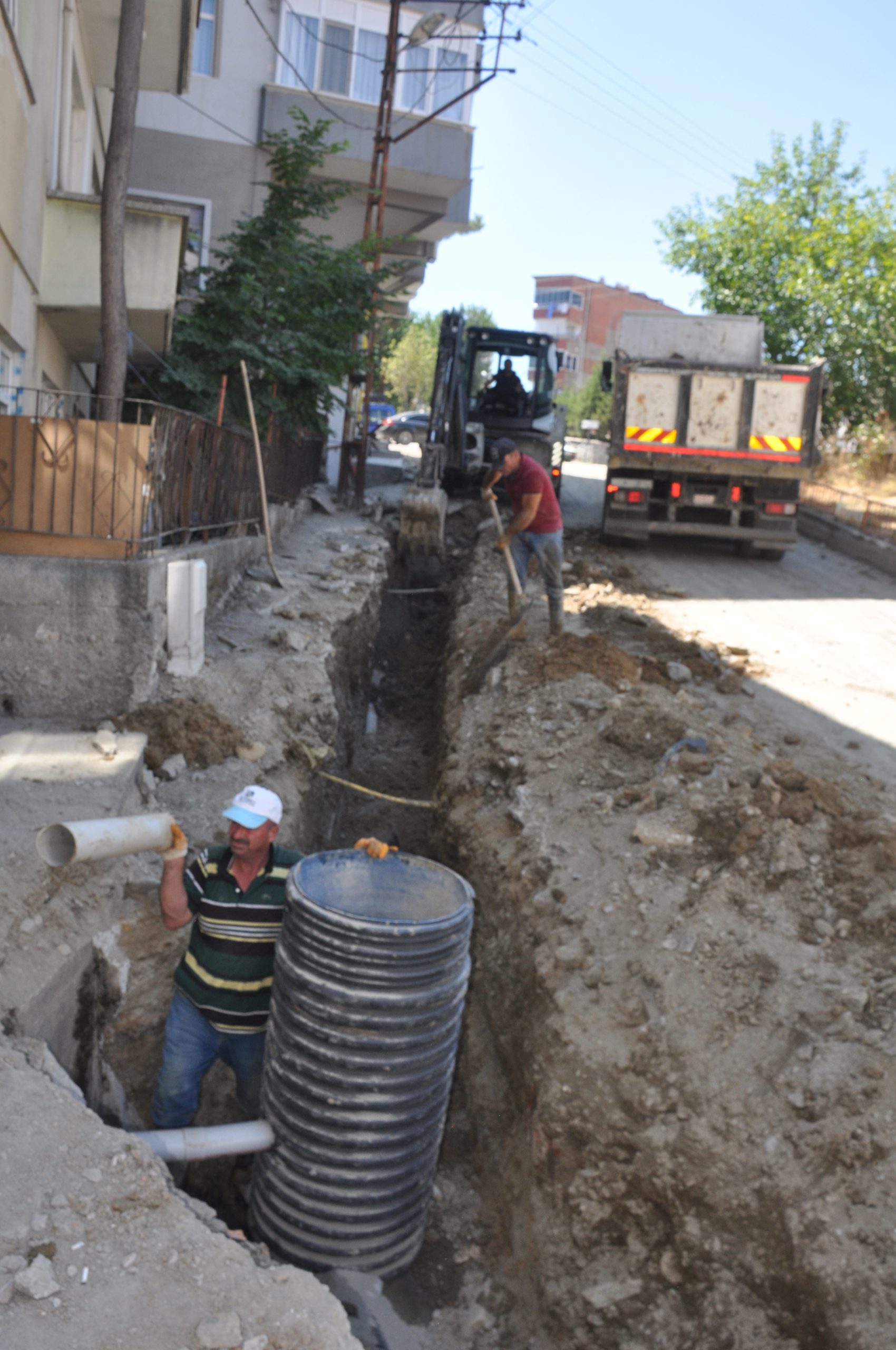 Boyabat Belediyesi, Zincirlikuyu Mahallesi’nde parke çalışmalarına başlamadan önce 50-60 yıl