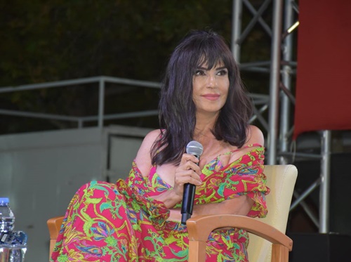 Sanatçı Ayşegül Aldinç, sosyal medya ile birlikte gelişen yeni yaşantı