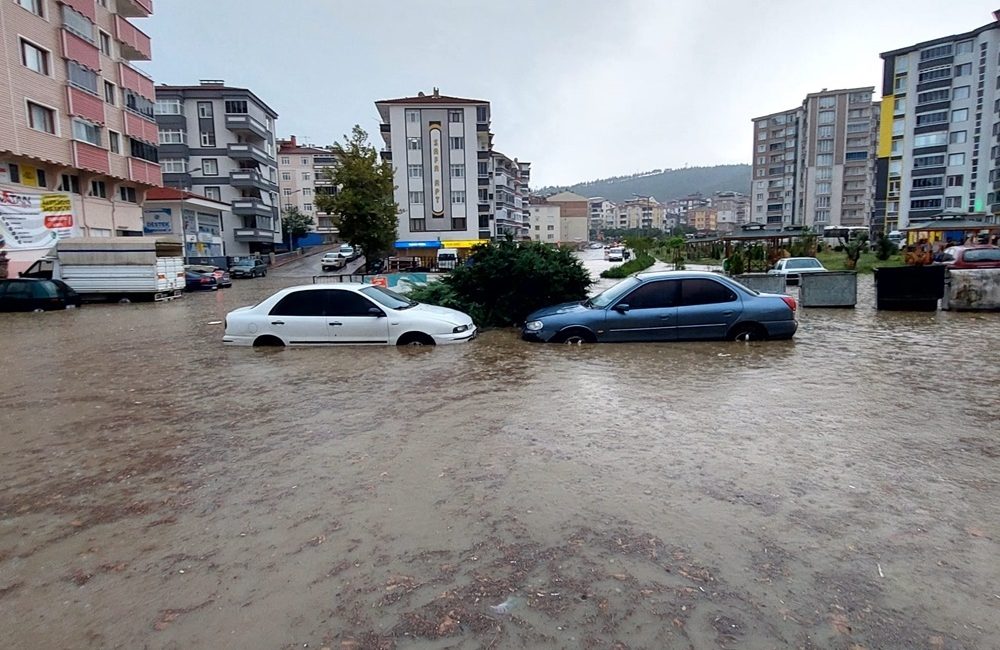 Akşam saatlerinde başlayan sağanak yağış sonrası selden oluşan birikintiler üzerine