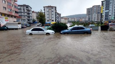 Akşam saatlerinde başlayan sağanak yağış sonrası selden oluşan birikintiler üzerine