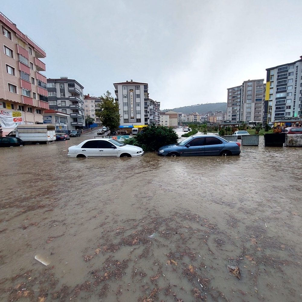 Akşam saatlerinde başlayan sağanak yağış sonrası selden oluşan birikintiler üzerine
