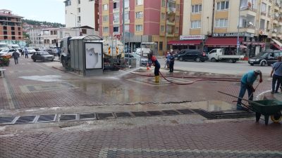 Boyabat Belediyesi İtfaiye Amirliği ekipleri tarafından ana cadde ve bağlı