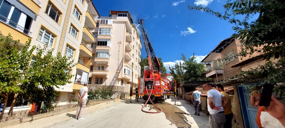 Boyabat Kumluk mahallesinde bir apartmanın teras  katında yangın çıktı. Çıkan