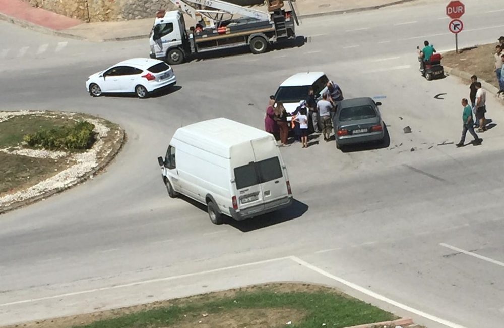 Boyabat Durağan ve Saraydüzü istikametinde bulunan kavşakta kazalar bir türlü