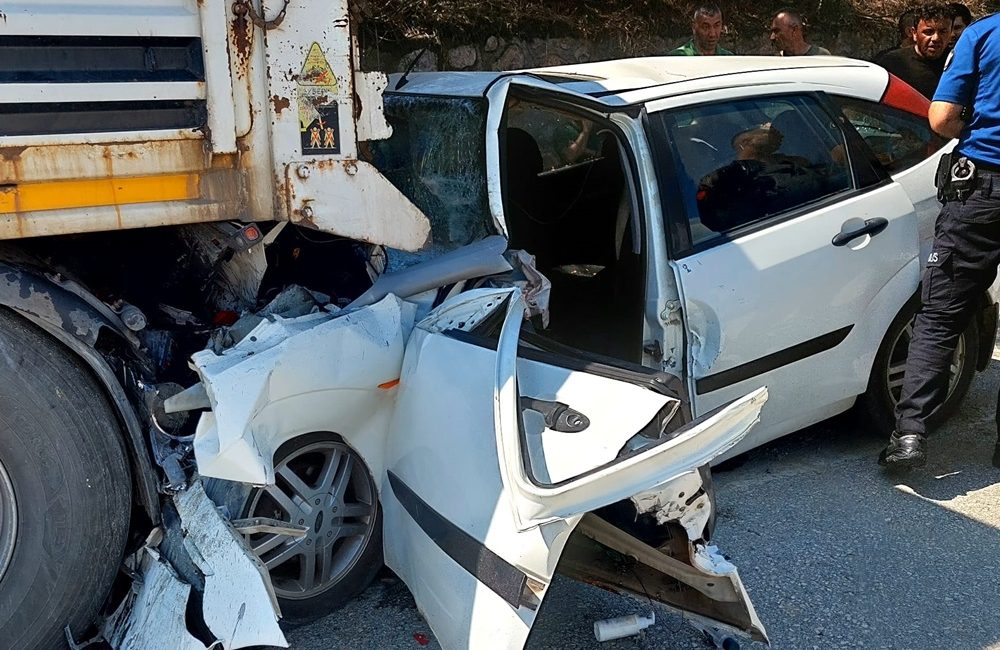 Boyabat Karacaören Köyü Mevkiinde  bir otomobilin kamyona arkadan çarpması üzerine