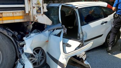 Boyabat Karacaören Köyü Mevkiinde  bir otomobilin kamyona arkadan çarpması üzerine
