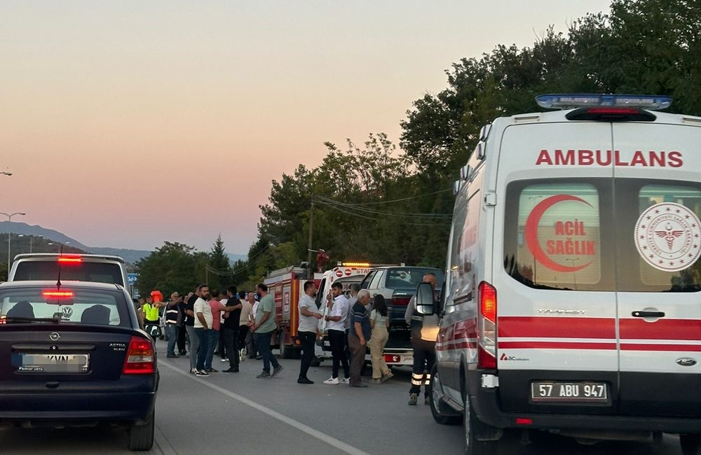 Boyabat Daylı  Köyü mevkiinde meydana  gelen trafik kazasında 3 kişi