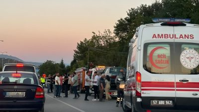 Boyabat Daylı  Köyü mevkiinde meydana  gelen trafik kazasında 3 kişi
