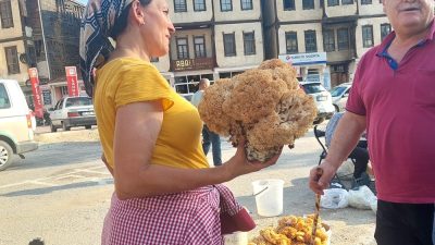 Boyabat İlçe Merkezi'nde bulunan Köylü Pazarı'nda ilginç bir manzara yaşandı.
