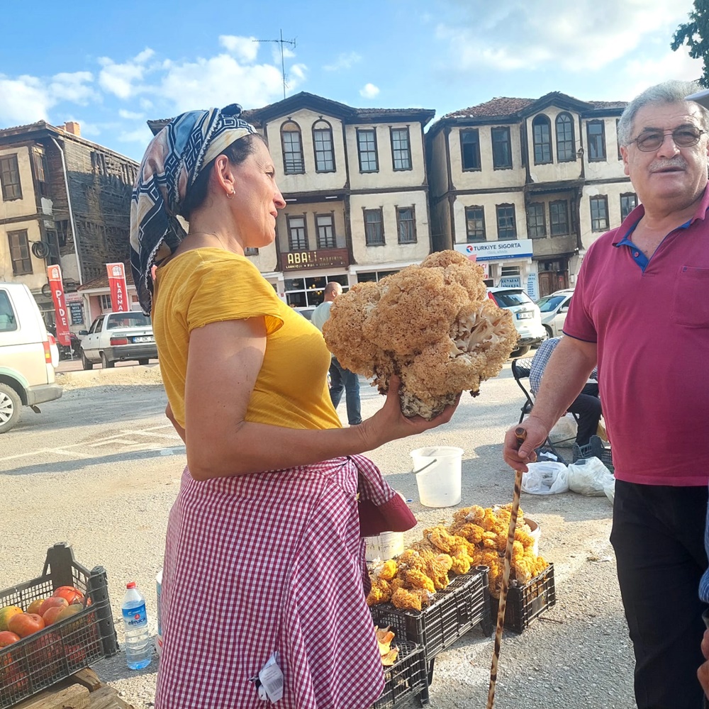 Boyabat İlçe Merkezi'nde bulunan Köylü Pazarı'nda ilginç bir manzara yaşandı.