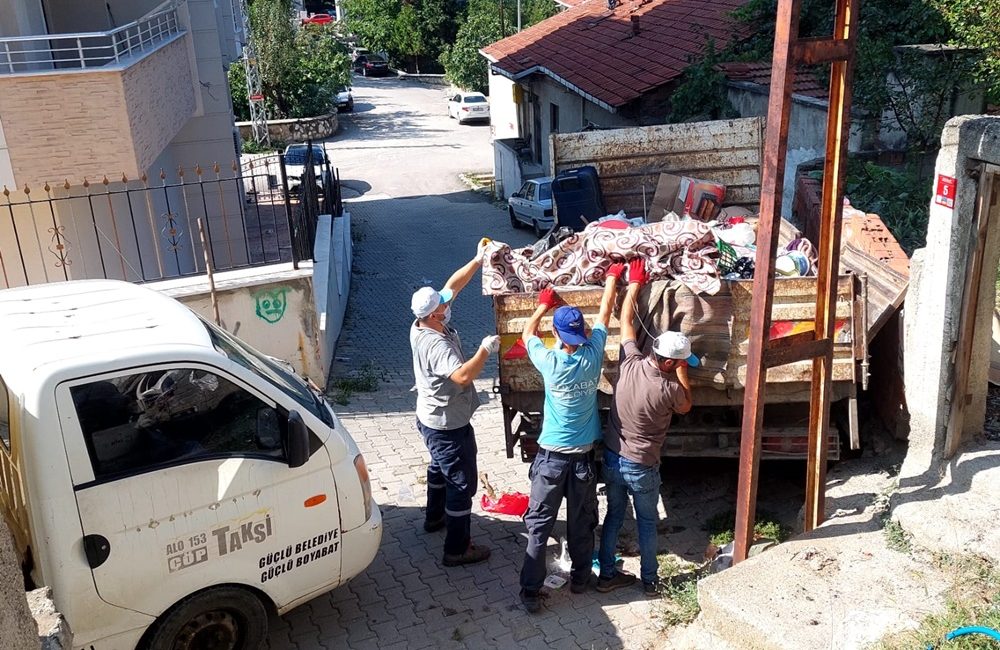 Boyabat Camikebir mahallesinde yine başka bir evde biriktirilen çöpleri Boyabat