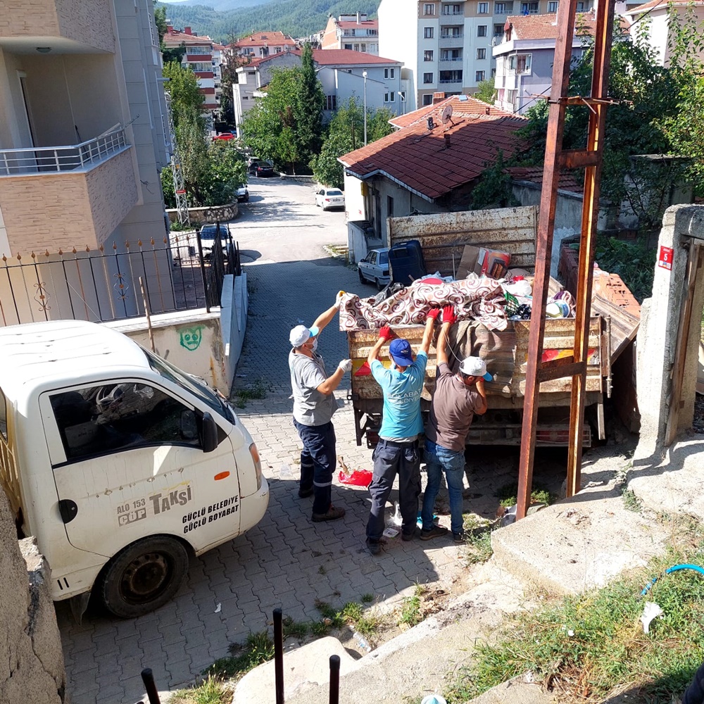 Boyabat Camikebir mahallesinde yine başka bir evde biriktirilen çöpleri Boyabat