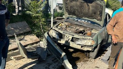 Boyabat sanayi sitesi kavşağında kontrolden çıkan otomobil tel bariyerleri biçmesi