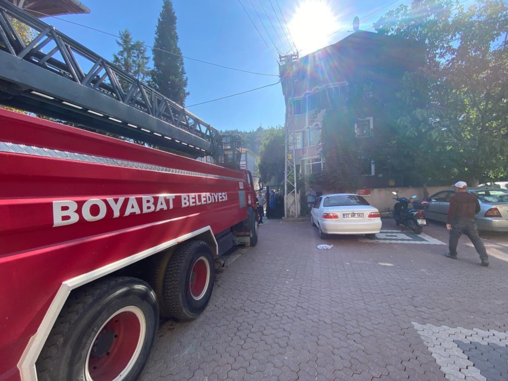Boyabat Yenimahalle’de bir binada çıkan yangında dumandan etkilenen 2 kişi,