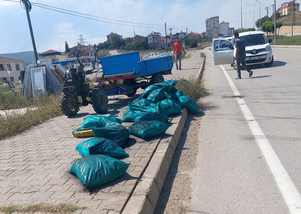 Boyabat Saraydüzü yolunda arka kısmında kömürler bulunan ve üzerinde 5