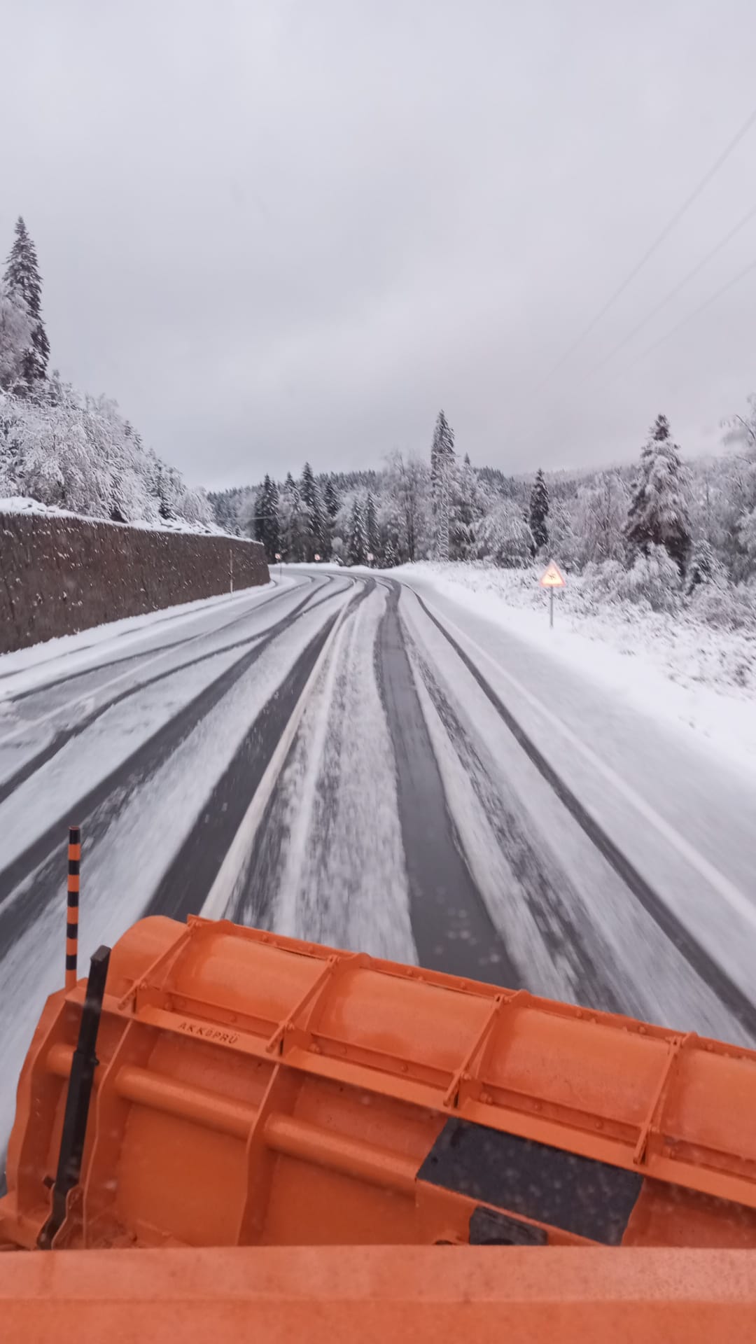 Boyabat-Ayancık yolunda 2024’ün ilk kar yağışı Çangal Dağı’nı beyaza bürüdü.
