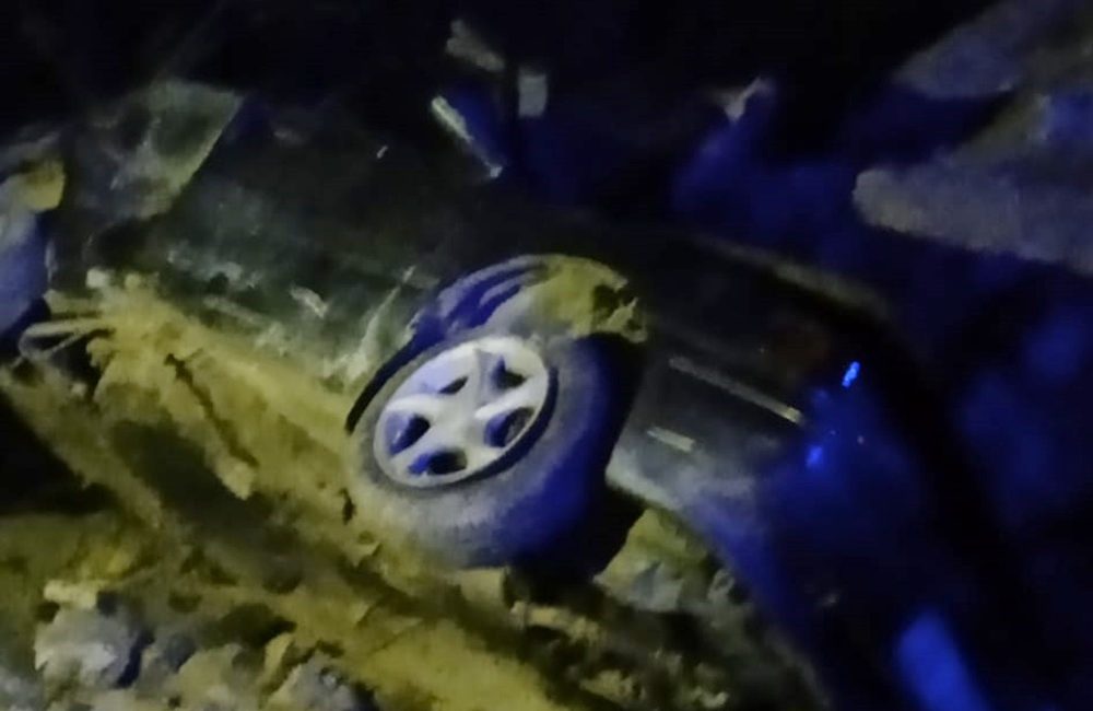 Boyabat Çorak grup yolunda meydana gelen kazada bir otomobil dereye