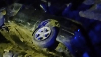 Boyabat Çorak grup yolunda meydana gelen kazada bir otomobil dereye
