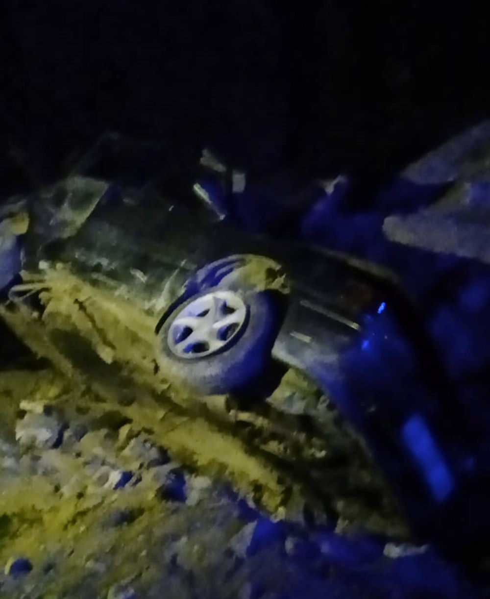 Boyabat Çorak grup yolunda meydana gelen kazada bir otomobil dereye