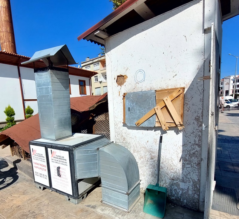 Boyabat Beyazıt (Büyük) Cami tuvaletlerindeki havalandırmasının bozulması ile meydana gelen