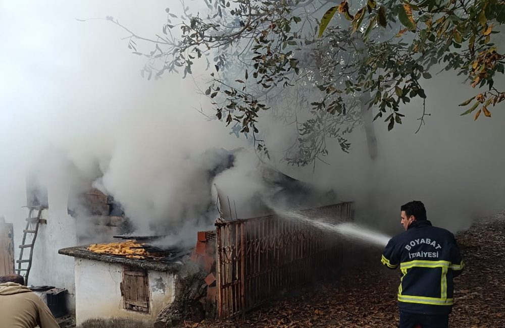 Boyabat Çarşak Köyü’nde çıkan samanlık yangını, itfaiye ekiplerinin hızlı müdahalesiyle