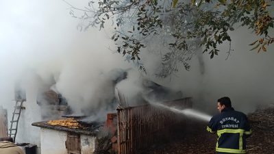 Boyabat Çarşak Köyü’nde çıkan samanlık yangını, itfaiye ekiplerinin hızlı müdahalesiyle