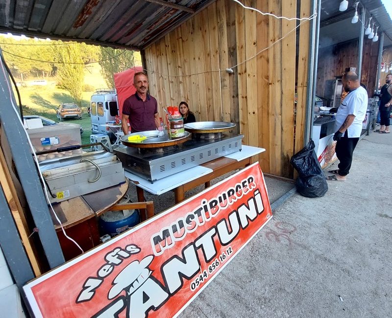 Boyabat Panayırı’nda yöresel lezzetler ziyaretçilerle buluşuyor. Sallım çorbası, incir uyuşturması