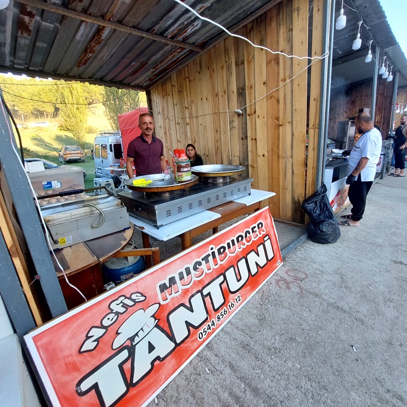 Boyabat Panayırı’nda yöresel lezzetler ziyaretçilerle buluşuyor. Sallım çorbası, incir uyuşturması