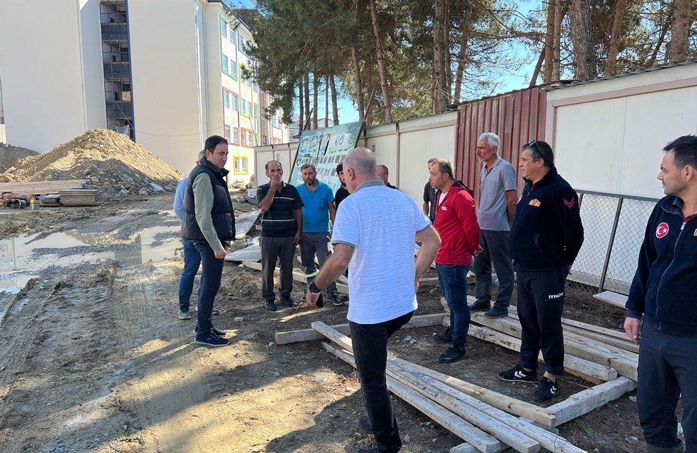 Sinop'ta çatıya çıkarak mağduriyetlerini dile getiren işçiler maaşlarının verilmesi üzerine