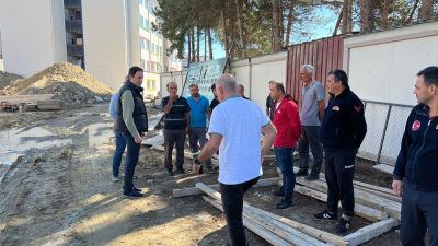 Sinop'ta çatıya çıkarak mağduriyetlerini dile getiren işçiler maaşlarının verilmesi üzerine