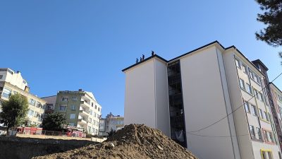 Sinop'ta çalıştıkları iş yerinden paralarını alamayan işçiler 5 katlı binanın