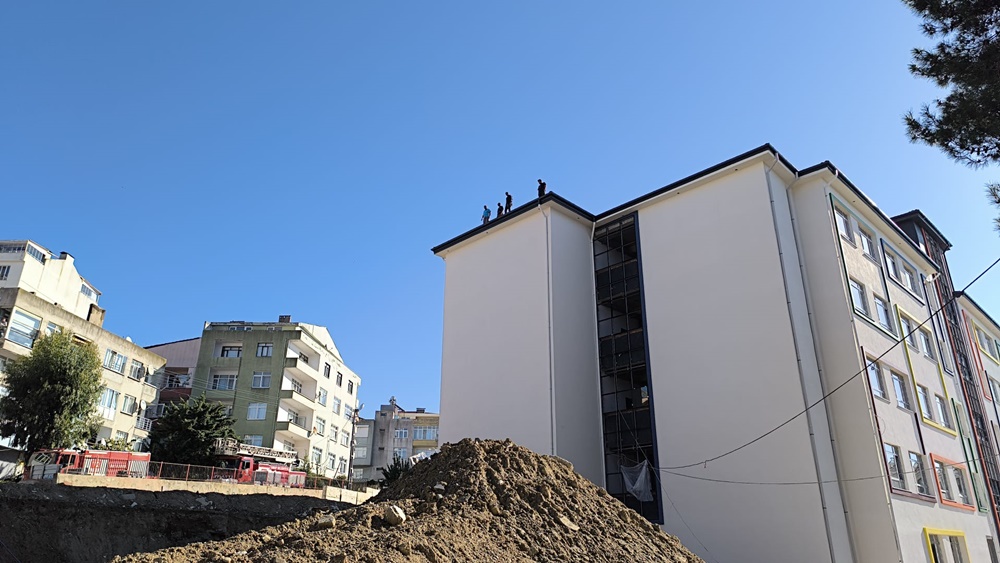 Sinop'ta çalıştıkları iş yerinden paralarını alamayan işçiler 5 katlı binanın