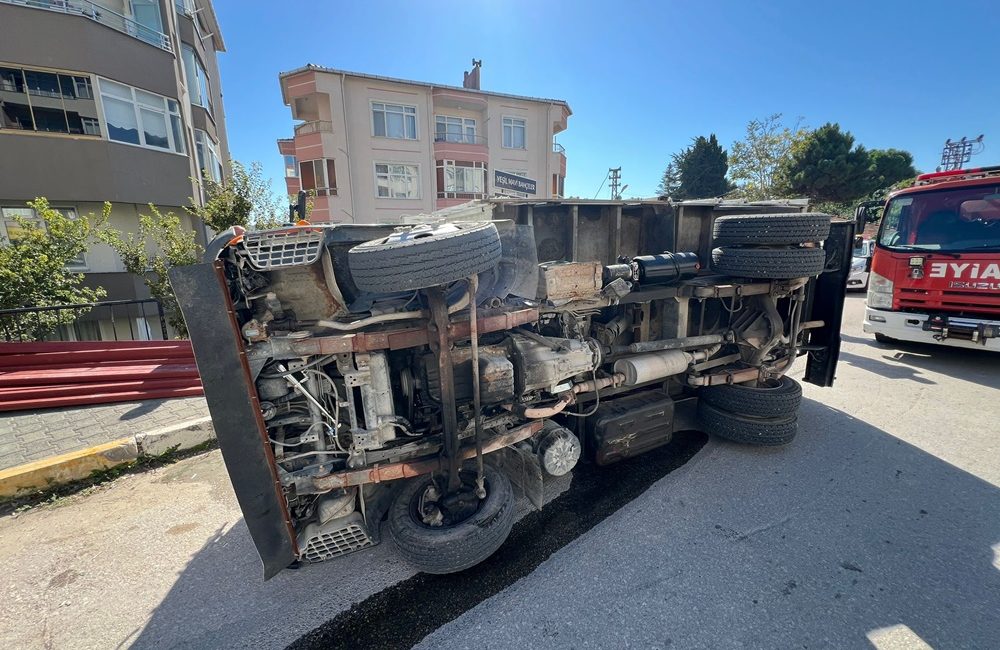 Sinop'ta profil demir yüklü kamyonet devrilerek trafik kazasına neden oldu.